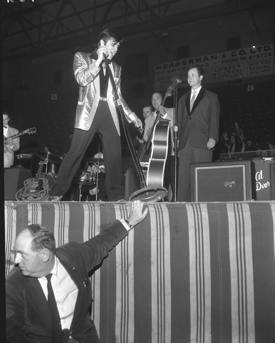 Colonel Parker protects Elvis in Ottawa, 1957